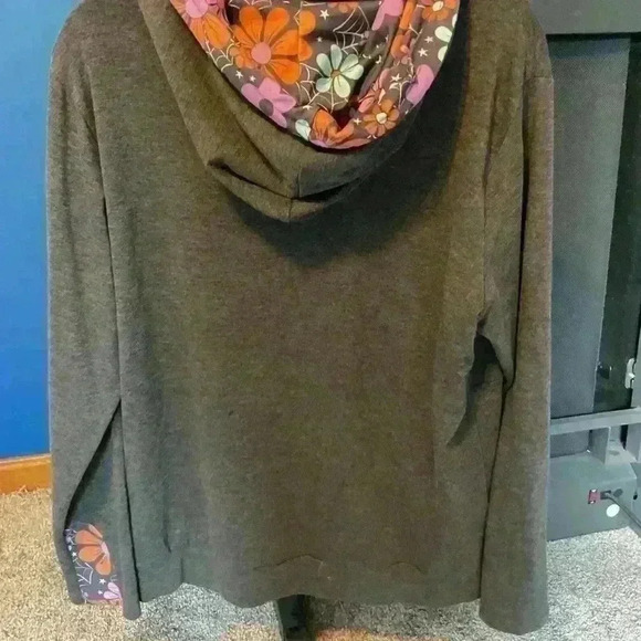 Shirley sweatshirt with Halloween print. Size xl - Picture 4 of 6